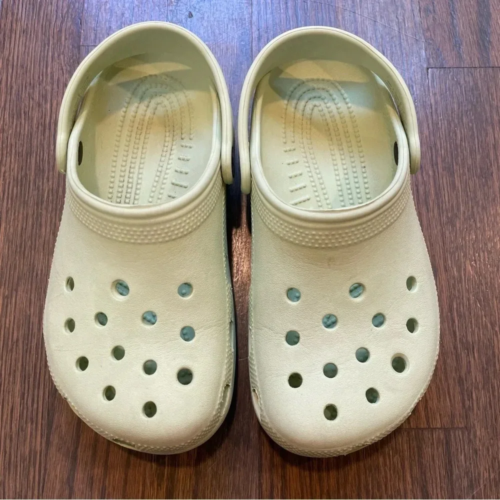 Crocs Classic Clogs Unisex Light Pastel Green Junior Size 2